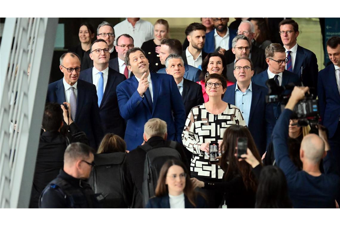 Ein Kanzler und 17 offene Top-Jobs Wen CDU, CSU und SPD ins Kabinett des wohl künftigen Kanzlers Friedrich Merz schicken werden, ist noch offen.
