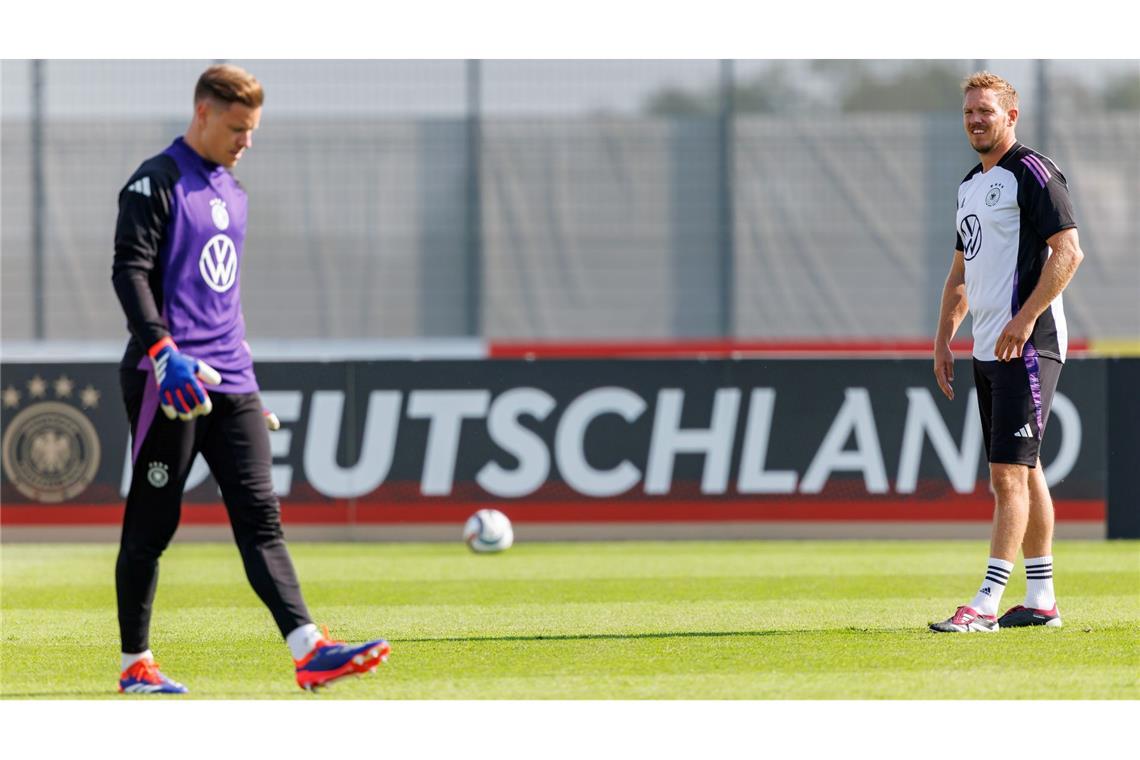 Wen stellt Bundestrainer Nagelsmann (r) ins WM-Tor? (Archivbild)