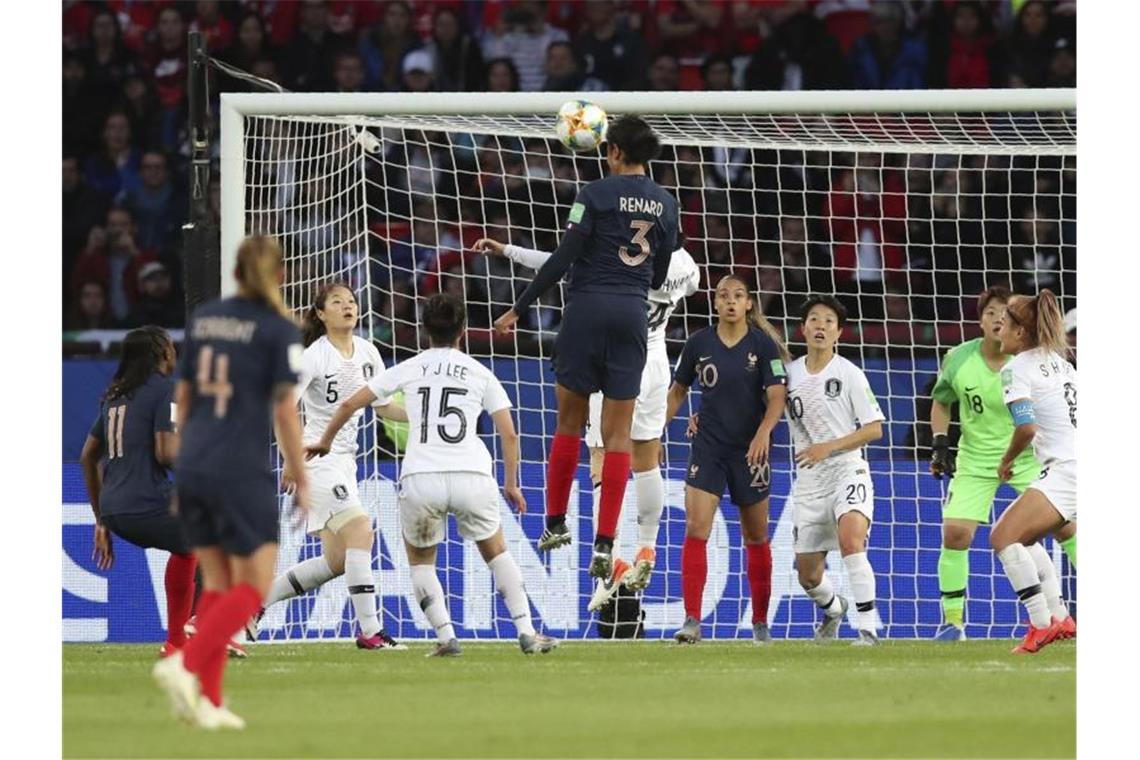 Wendie Renard (M)köpft zum 3:0 für Frankreich ein. Foto: Francisco Seco/AP