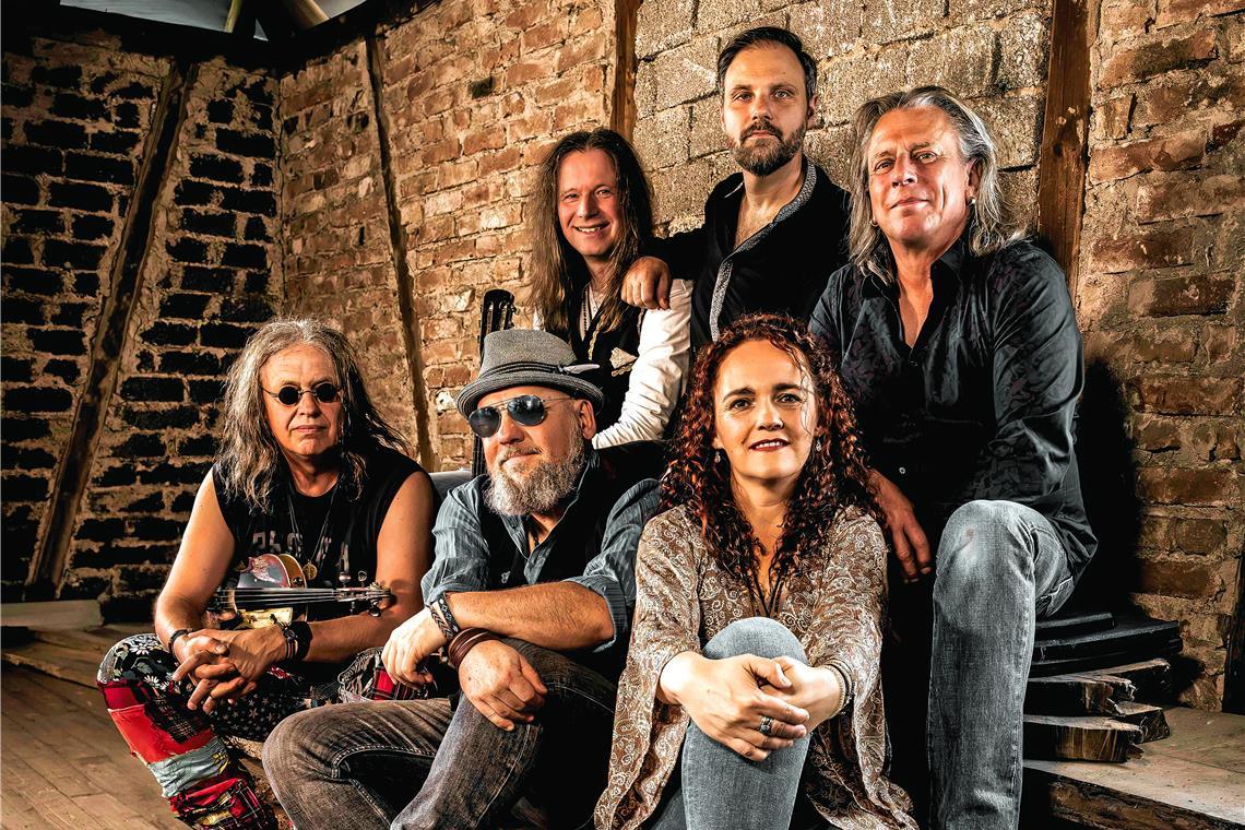 20 bewegte Jahre Schwoba-Folkrock mit Wendrsonn Wendrsonn, das sind Klaus Marquardt, Markus Stricker, Anke Hager (vordere Reihe, von links), Micha Schad, Rob Wittmaier und Martin Hofpower (hinten, von links). Foto: Thilo Ortmann