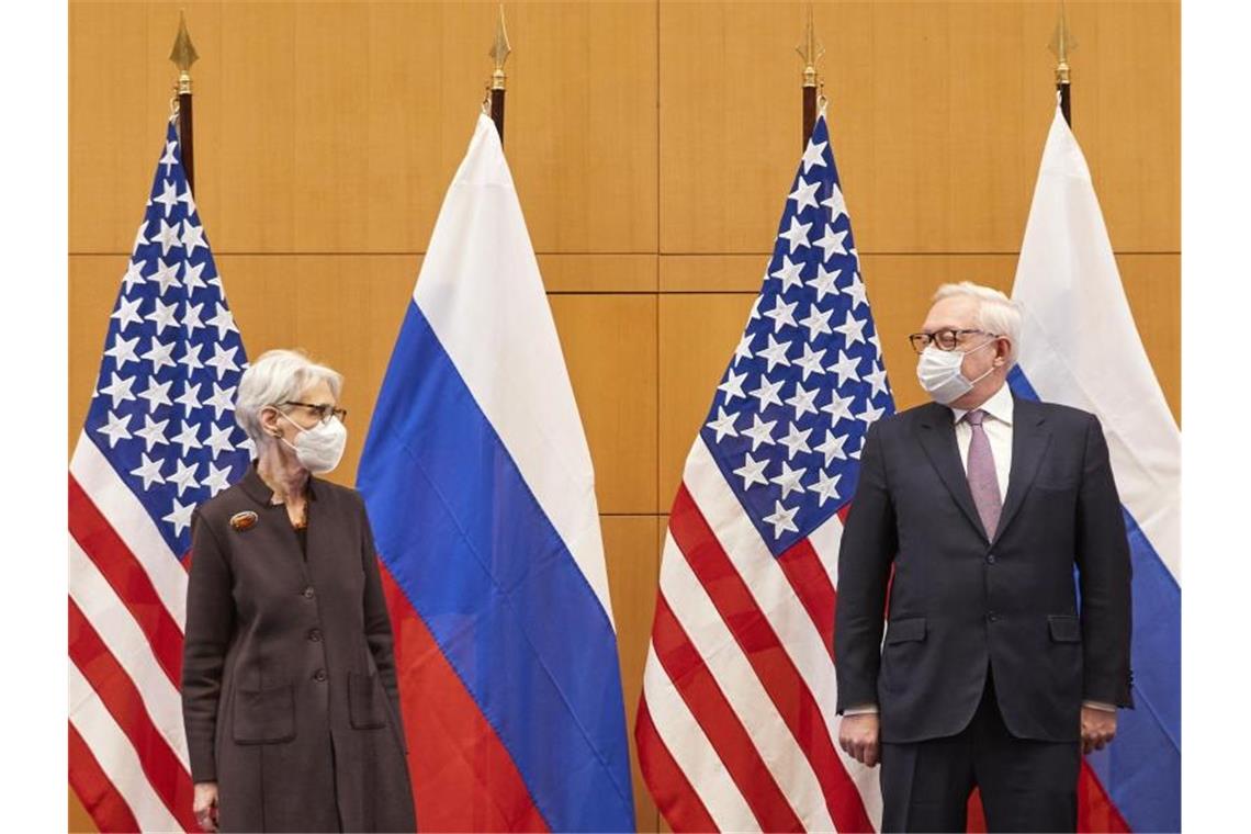 Tiefer Graben: Ukraine-Krise bleibt vorerst ungelöst Wendy Sherman und Sergej Rjabkow bei einem bilateralen Treffen zwischen den USA und Russland in Genf. Foto: Denis Balibouse/KEYSTONE REUTERS POOL/dpa