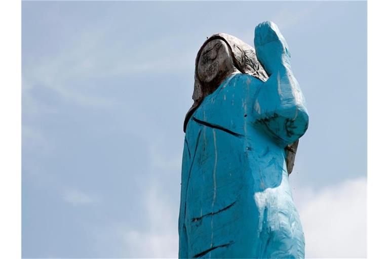 Wenig Ähnlichkeit: Die Holzskulptur soll US-First Lady Melania Trump darstellen. Foto: Miro Majcen/AP