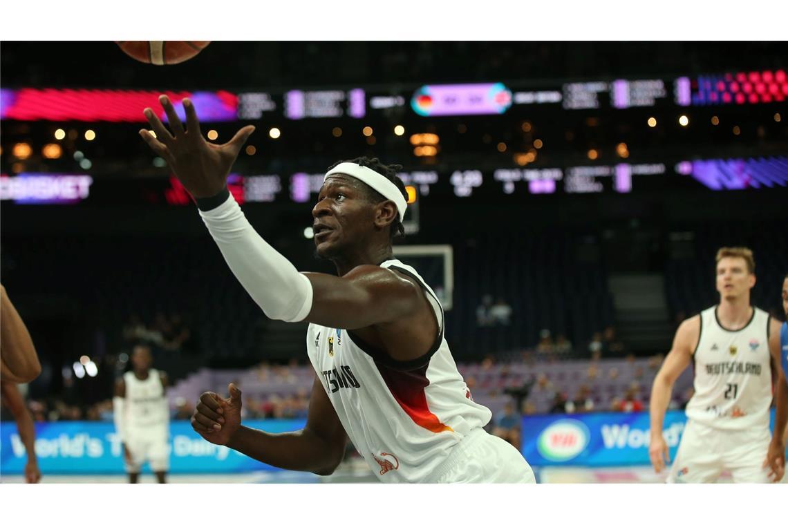 "Heute durfte jeder mal": Höchster EM-Sieg der Basketballer Wenig Arbeit, viel Glanz: Flügelspieler Isaac Bonga.