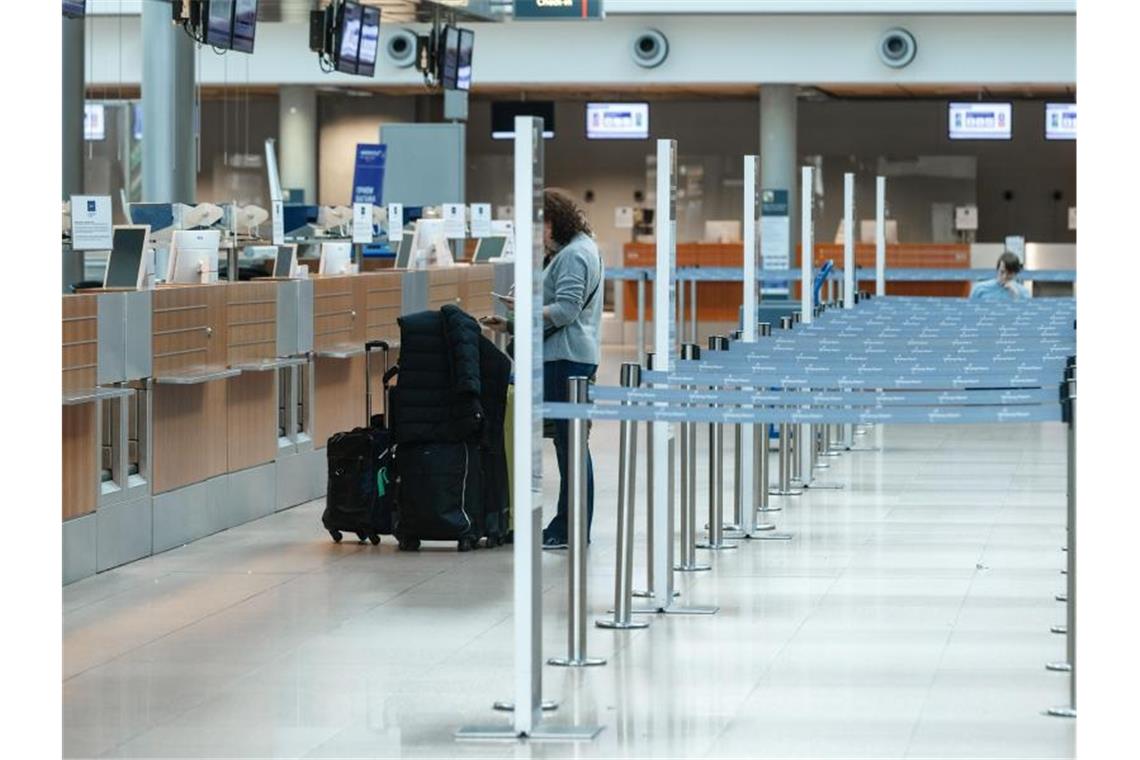 Wenig Betrieb herrscht im Terminal 1 des Hamburg Airport Helmut Schmidt. Foto: Markus Scholz/dpa
