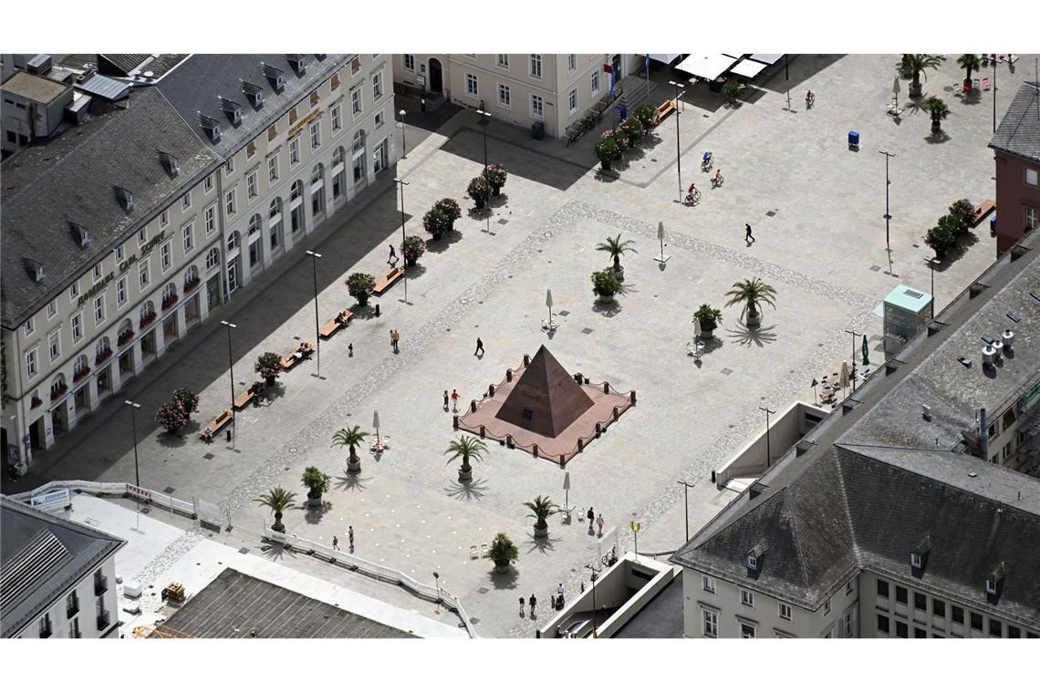 Der gestresste Stadtbaum - Was ihm helfen kann Wenig Grün auf dem Karlsruher Marktplatz - wenn darunter eine U-Bahn fährt, haben Baumwurzeln keinen Raum.