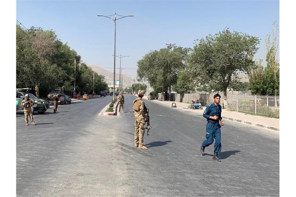 Mehr als 50 Tote bei Gewaltwelle in Afghanistan Wenig später habe es eine zweite Explosion in der gleichen Gegend gegeben, allerdings sei die Ursache unklar. Kurz darauf sei an einem anderen Ort im Osten der Stadt eine Autobombe detoniert. Foto: Rahmat Gul/AP