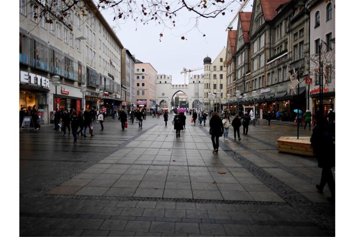 Wenige Einkäufer sind in der Fußgängerzone an diesem Adventssamstag unterwegs. Foto: Angelika Warmuth/dpa