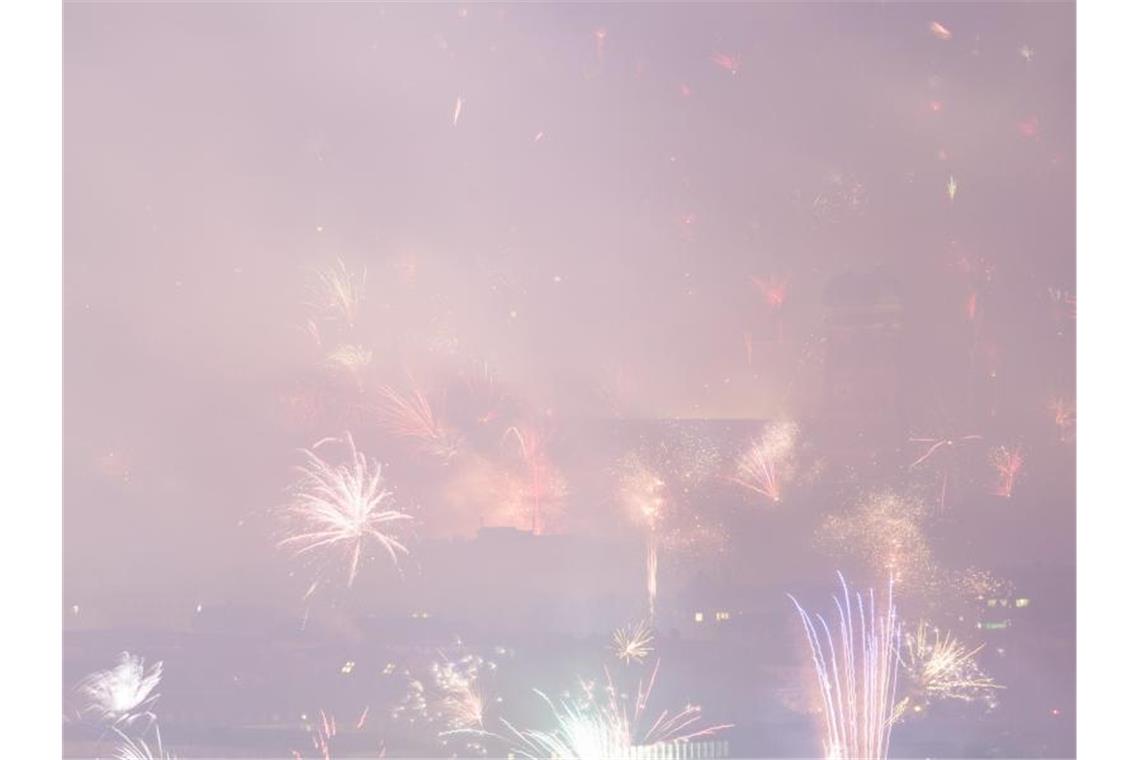 Immer mehr Händler verzichten auf Silvesterböller Wenige Minuten nach Mitternacht ist die Frauenkirche in München im dichten Rauch der Feuerwerksraketen fast nicht mehr zu sehen. Foto: Matthias Balk/dpa/Archiv