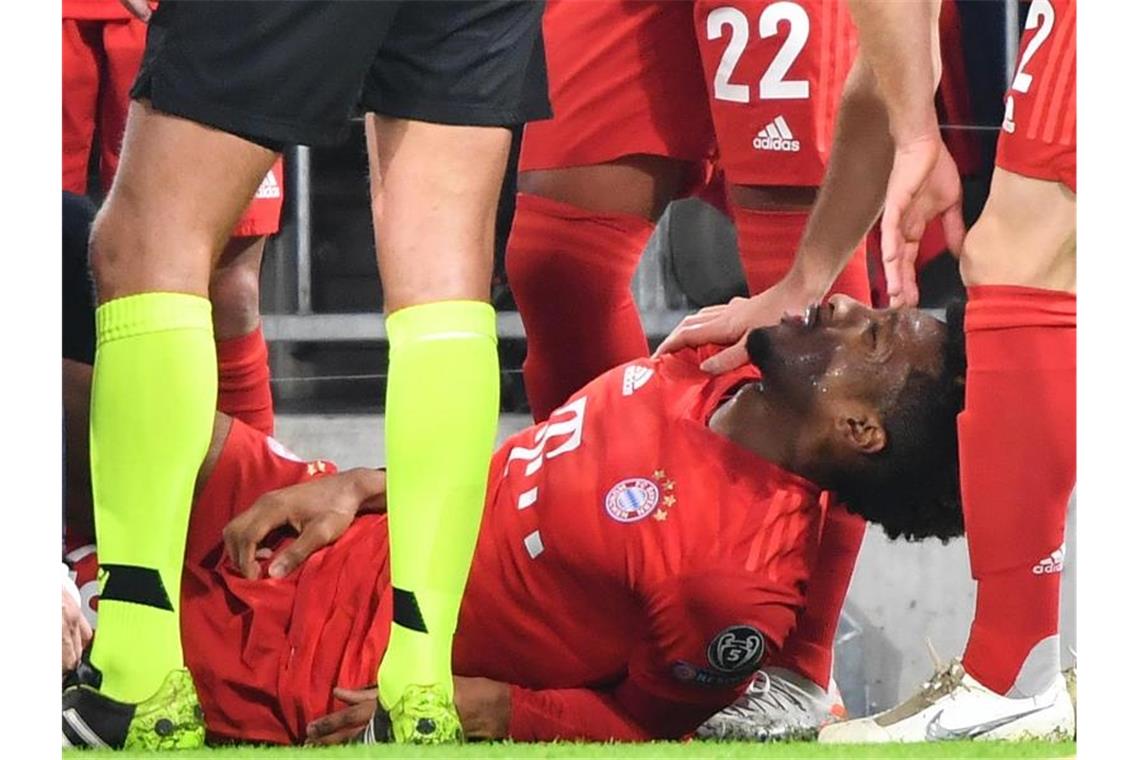 Bayern machen Königsklassen-Rekord perfekt Wenige Minuten nach seinem Tor liegt Kingsley Coman verletzt auf dem Rasen und muss ausgewechselt werden. Foto: Peter Kneffel/dpa