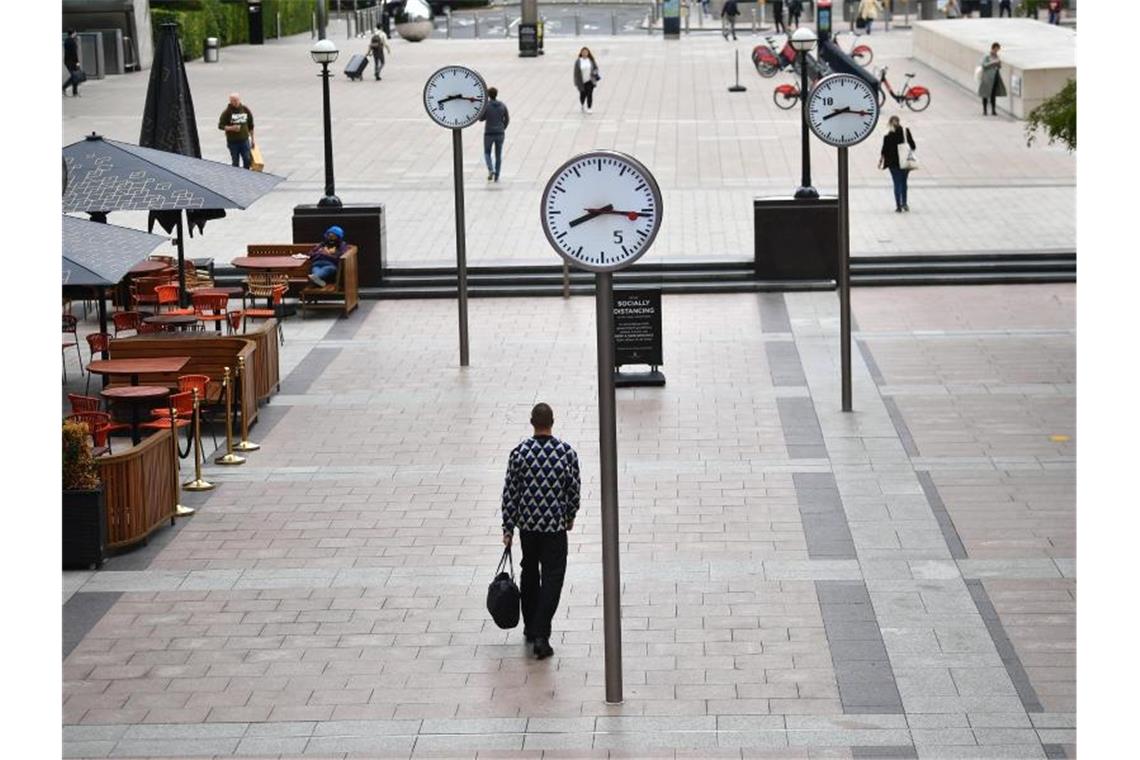 Wenige Passanten auf der Reuters Plaza im Londoner Büroviertel Canary Wharf. Foto: Victoria Jones/PA Wire/dpa