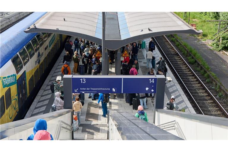 Wenige Stunden nach dem Messerangriff mit 18 Verletzten läuft im Hamburger Hauptbahnhof wieder der Verkehr.