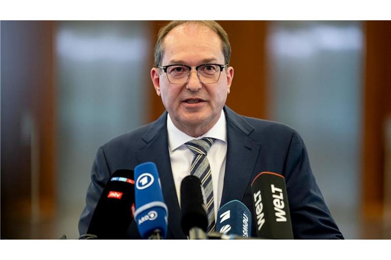 Wenige Stunden nach der Veröffentlichung der Entscheidung des Berliner Verwaltungsgerichts tritt Bundesinnenminister Alexander Dobrindt (CSU) in Berlin vor die Presse.