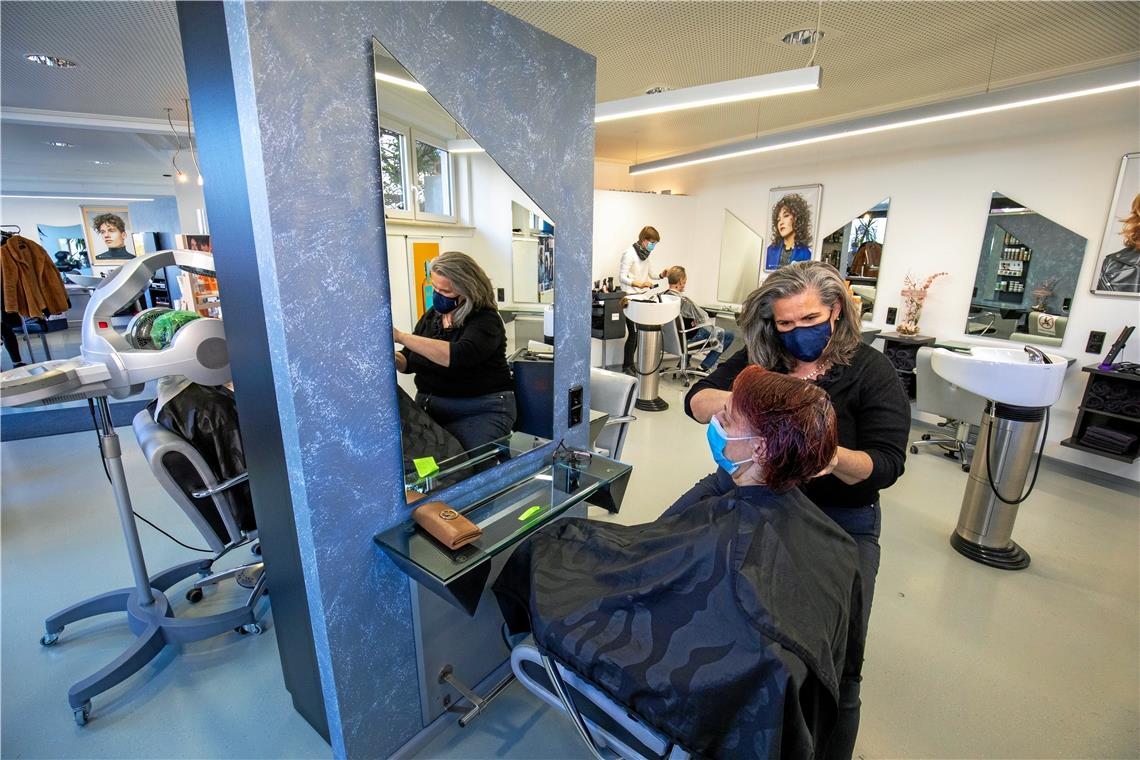 Die Haare wieder schön Wenige Stunden nach der Wiedereröffnung sind Sylvia Siess (dunkelblaue Maske) und ihre Kolleginnen von Kasies Frisuren in Unterweissach schon wieder gut beschäftigt. Foto: A. Becher