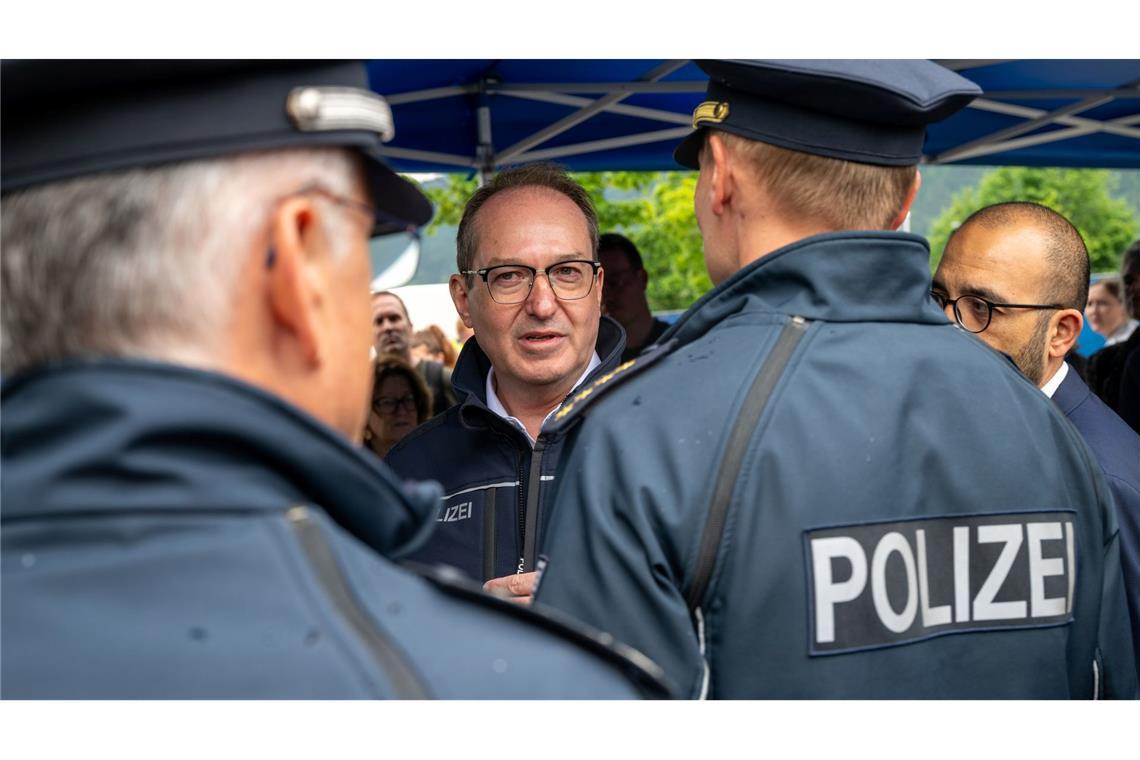 Dobrindt stellt Pläne vor - Grüne gegen neue Grenzkontrollen Wenige Stunden nach seinem Amtsantritt ordnete Bundesinnenminister Alexander Dobrindt (CSU) an, auch Asylsuchende an den Grenzen zurückzuweisen.