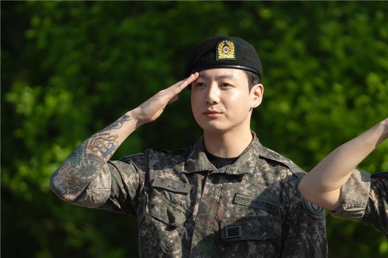 Wenige Stunden vor dem Einbruchsversuch wurde Jungkook aus dem Militär entlassen.