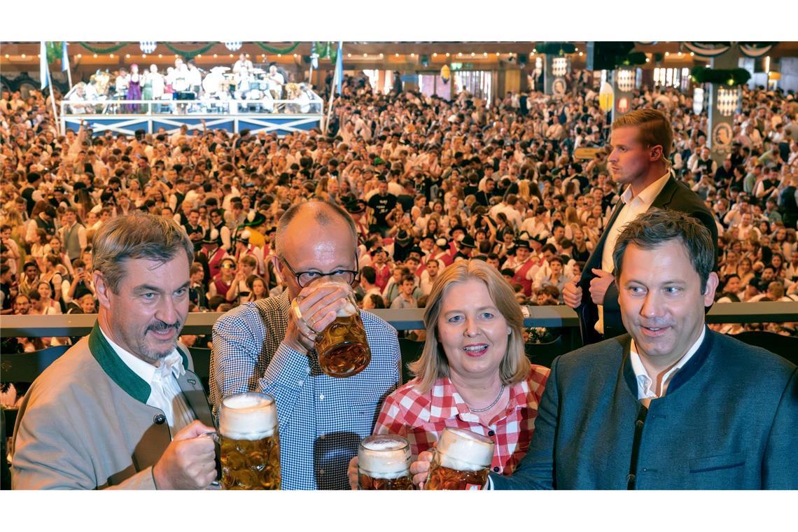 Wenige Tage vor der Veröffentlichung seines Wiesn-Hits "Sweet Caroline" lotste CSU-Chef Markus Söder (links) Kanzler Friedrich Merz (2.v.l.) und das SPD-Führungsduo Bärbel Bas und Lars Klingbeil auf das Oktoberfest. (Archivbild)