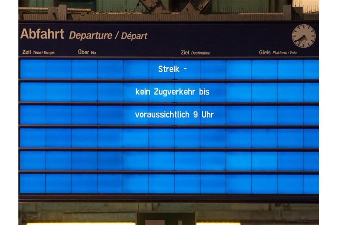 Wenige Tage vor Ferienbeginn in mehreren Bundesländern hat die Gewerkschaft Deutscher Lokomotivführer (GDL) ihre Warnstreikankündigung bekräftigt. Foto: Boris Roessler/dpa