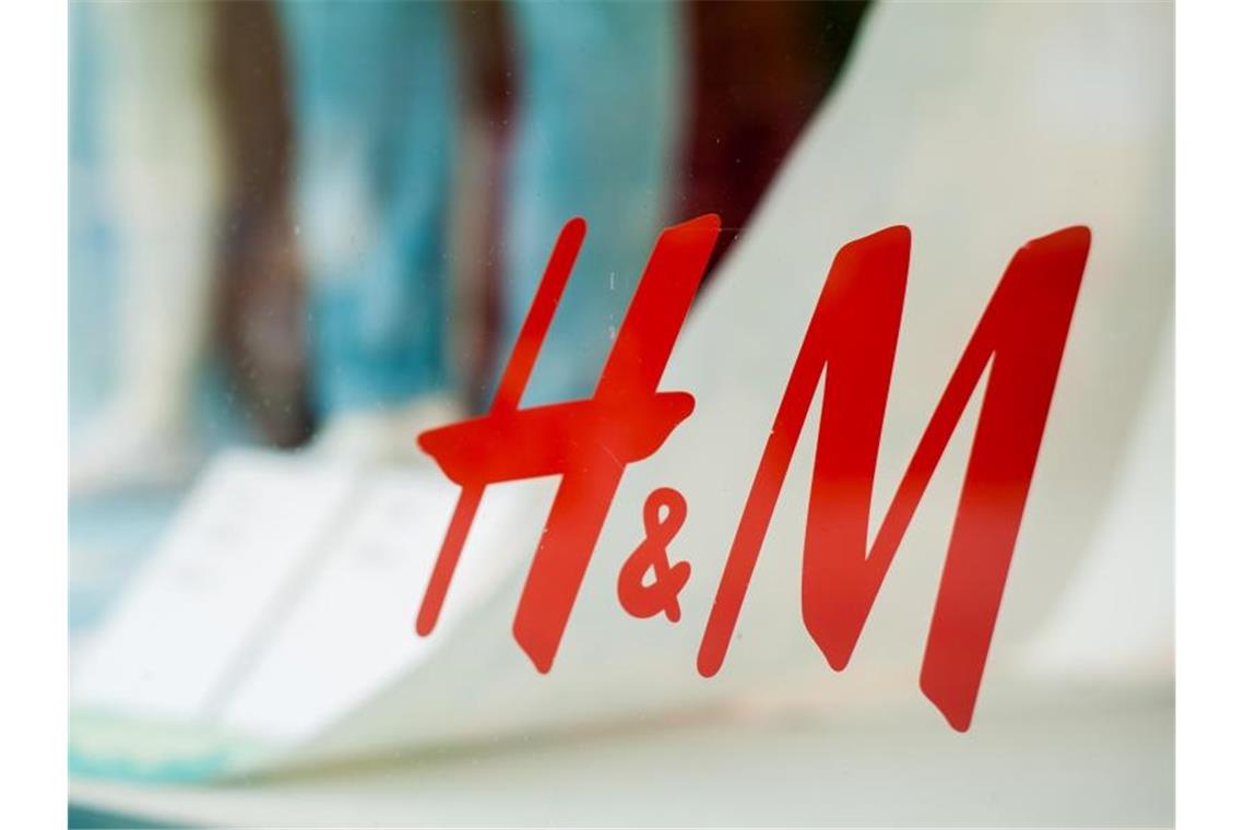 Weniger Kunden bedeutet weniger Gewinn. Die Bekleidungskette Hennes & Mauritz (H&M)spürt die Zurückhaltung der Kunden in der Corona-Pandemie. Foto: Hauke-Christian Dittrich/dpa