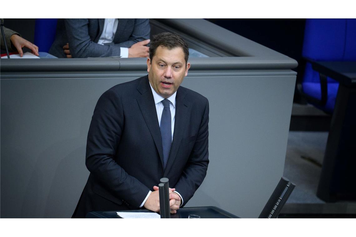 Weniger Zeit mit Bürokratie, dafür mehr für das Baby - das verspricht Finanzminister Klingbeil.