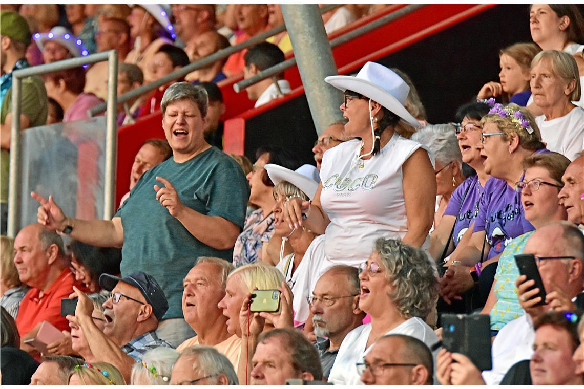 Wenn Andrea Berg die Bühne betritt, hält es viele Fans selbst auf den Sitzplätze...