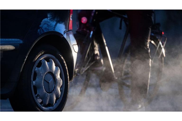 Wenn Autos und Radler im Verkehr aufeinandertreffen, haben die Zweiräder häufig das Nachsehen. (Symbolbild)