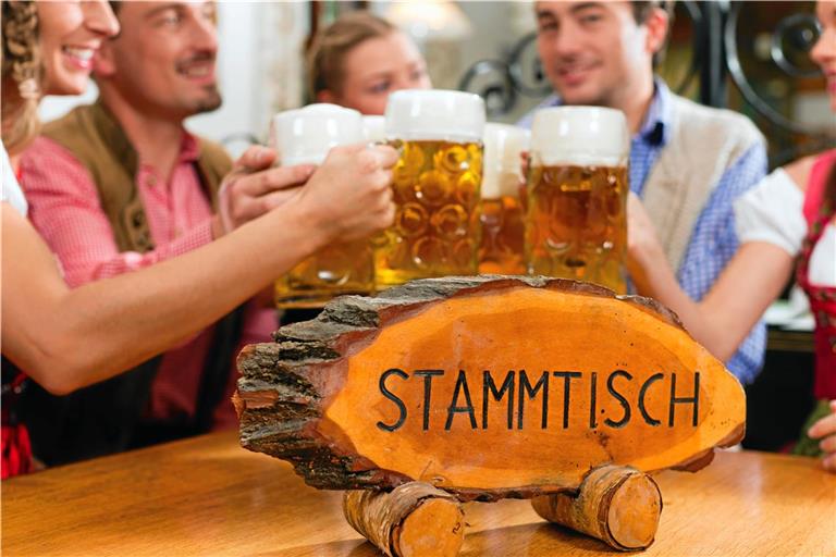 Wenn beim Stammtisch eine unangemessene Aussage getroffen wird, wissen viele nicht spontan, wie sie reagieren sollen. In dem Workshop wird das geübt. Symbolfoto: Kzenon/Stock.adobe.com