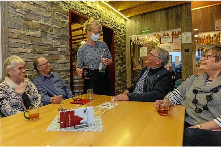 Wenn das „Kelterbergstüble“ geöffnet hat, ist immer viel los. Im Besen der Familie Holzwarth stehen Geselligkeit und Austausch im Vordergrund.Foto: A. Becher