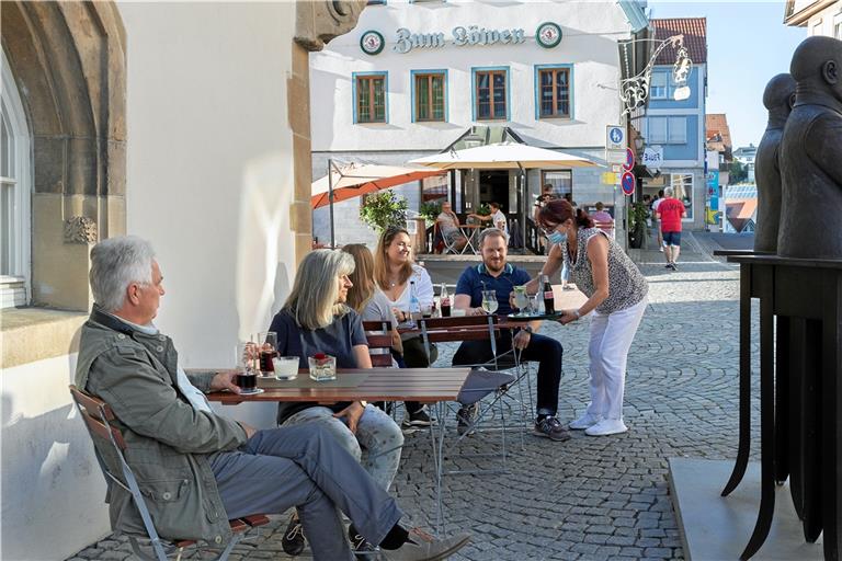 Wenn das Rathaus in Backnang abends schließt, darf Löwen-Wirtin Simone Hilt (Mitte) weitere Tische aufstellen. Foto: J. Fiedler