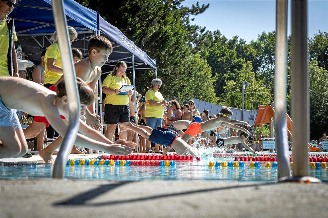 Wenn das Startsignal ertönt, gibt es im Kampf um den Sieg im Nichtschwimmerbecken des Freibads kein Halten mehr. Foto: Alexander Becher