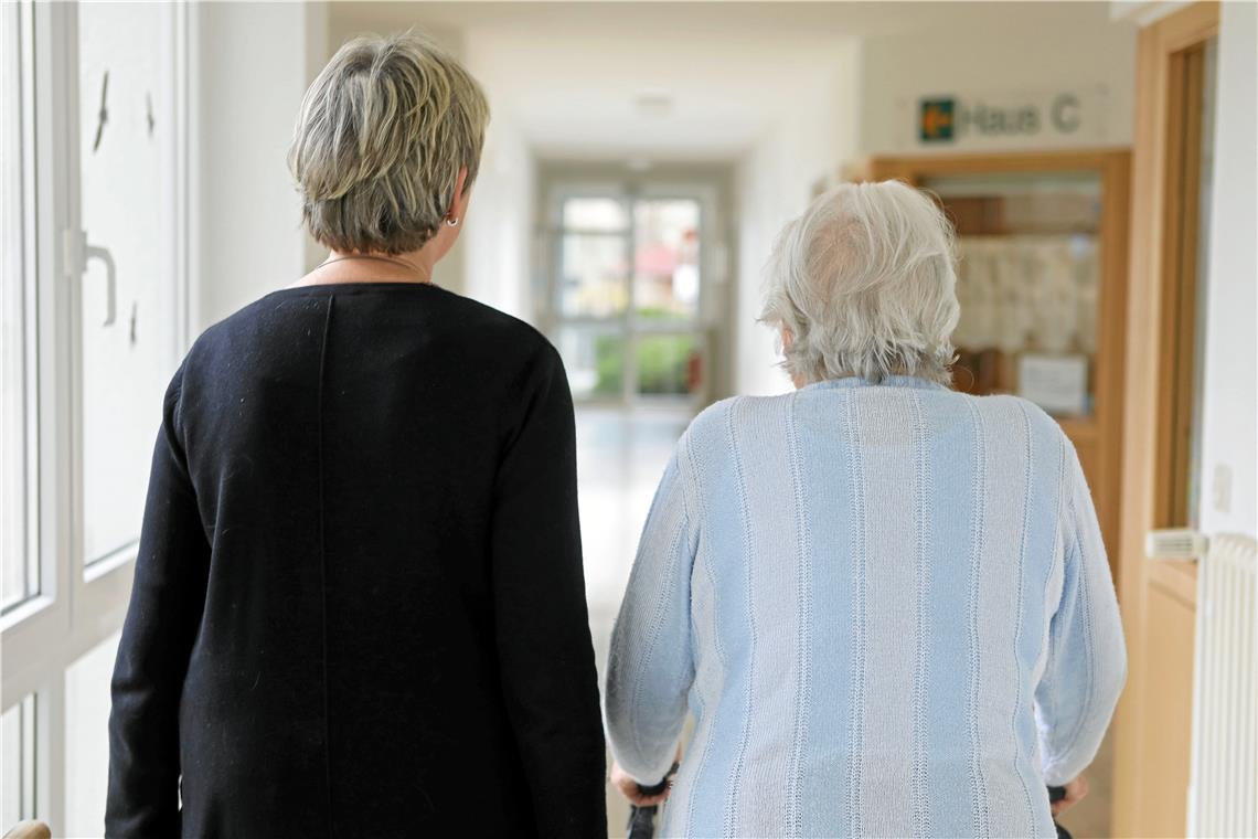 Vertrauen schaffen ist die Basis Wenn das Thema Pflege ansteht, ist es für Betroffene und Angehörige wichtig, sich ausführlich beraten lassen zu können. Foto: A. Palmizi