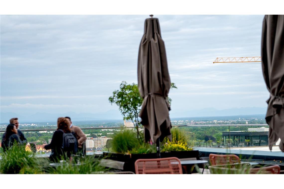 Wenn das Wetter gut ist, dann sieht man sogar die Berge von der Rooftop-Bar des "Fitzroy" in München. (Archivbild)