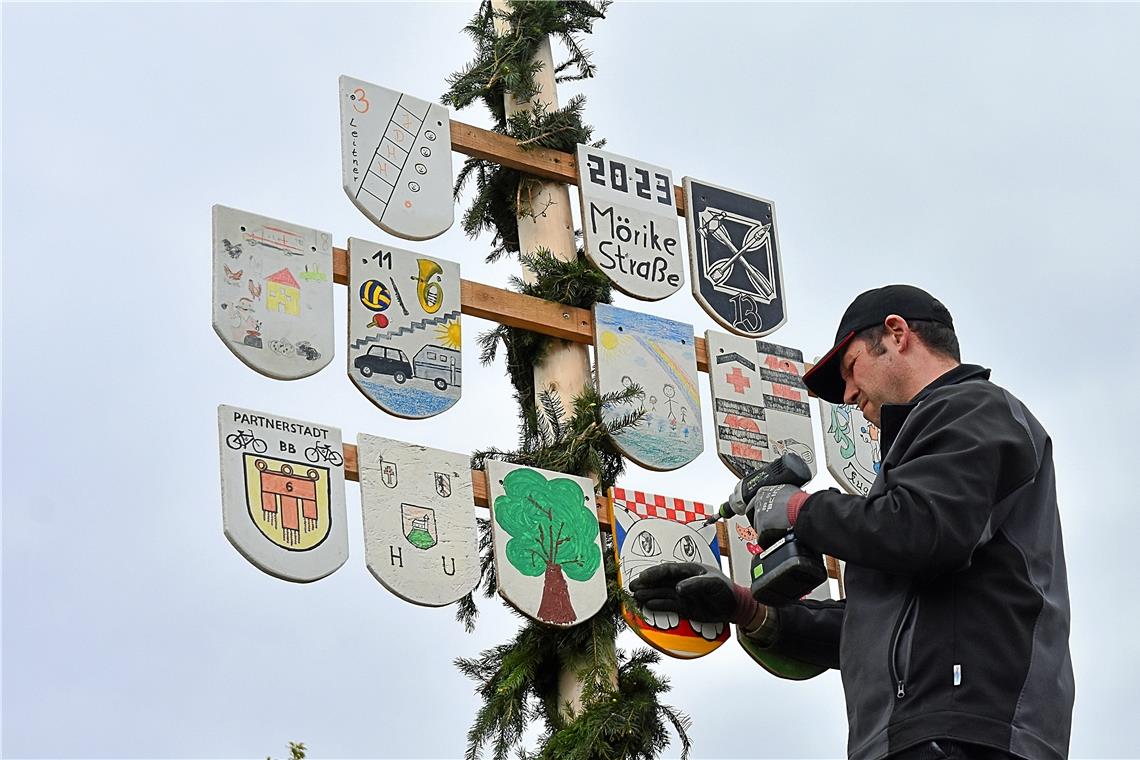 Zum 1. Mai ein eigener Maibaum in Kirchberg Wenn der Baum steht, werden noch die von den Familien gestalteten Wappen befestigt.