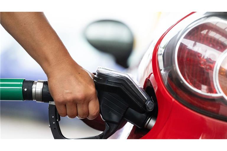 Wenn der CO2-Preis steigt, werden viele Menschen mehr fürs Tanken und Heizen bezahlen.
