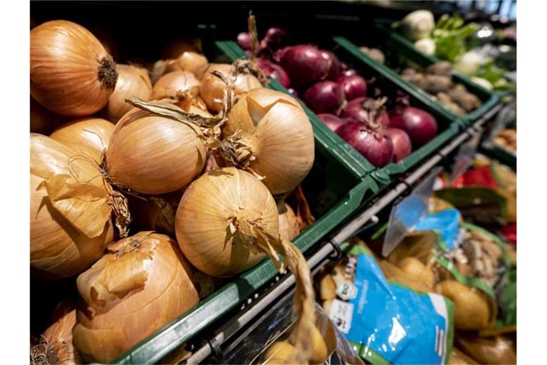 Wenn der Einkauf im Supermarkt dem Geldbeutel weh tut: Das Statistische Bundesamt hat für April anhand vorläufiger Daten eine jährliche Teuerungsrate von 2,0 Prozent errechnet. Foto: Fabian Sommer/dpa/Symbolbild