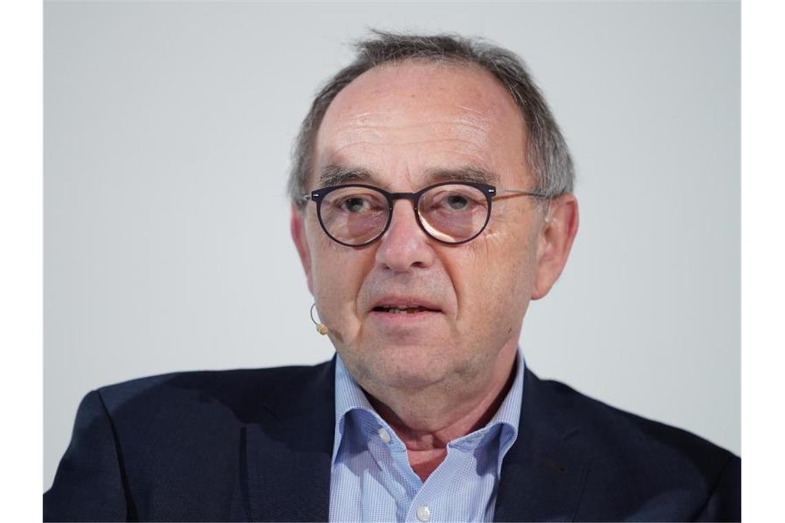 SPD-Chef: Corona-Krise nur mit höheren Steuern zu bewältigen Wenn der Staat seine Neuverschuldung in Grenzen halten wolle, müsse es zumindest in einigen Bereichen höhere Einnahmen geben, sagt Norbert Walter-Borjans. Foto: Kay Nietfeld/dpa