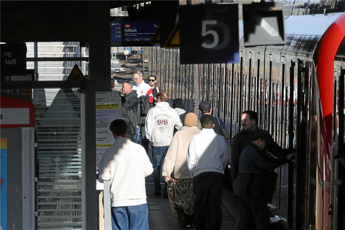 Wenn der VfB Stuttgart spielt, ist am Backnanger Bahnhof meistens ordentlich Betrieb in Rot und Weiß. Während der Bahnsperrung geht es da gemütlicher zu. Foto: Alexander Becher