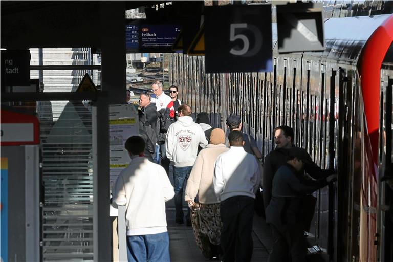 Wenn der VfB Stuttgart spielt, ist am Backnanger Bahnhof meistens ordentlich Betrieb in Rot und Weiß. Während der Bahnsperrung geht es da gemütlicher zu. Foto: Alexander Becher