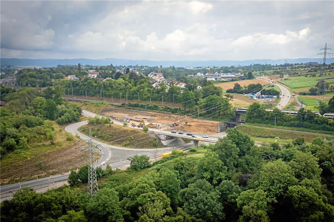 Wenn die Backnanger Bahnbrücken über die B14 Mitte 2027 erneuert werden, wird die Bundesstraße drei Monate lang gesperrt. Foto: Alexander Becher