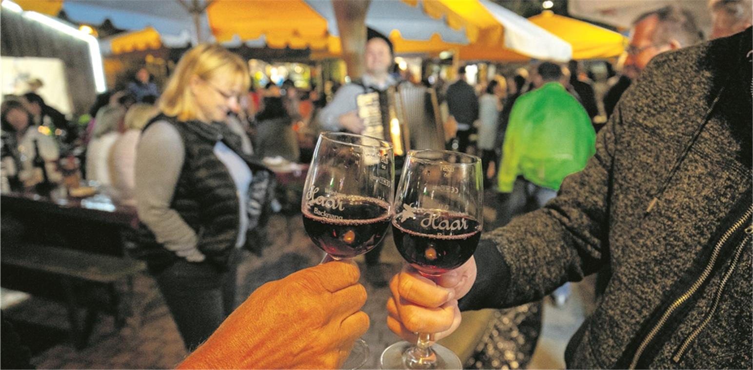 Neuer Wein zum Sommerausklang Wenn die Gläser beim Anstoßen wohlklingen, ist das Weindorf eingeläutet: Mit Freunden lässt sich auf dem Adenauerplatz bei einem edlen Tropfen ein lauschiger Abend verbringen. Fotos: A. Becher
