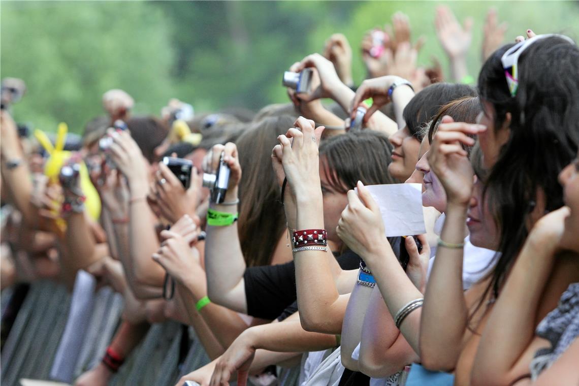 Wenn die Lieblingsband auftritt, gilt es für die Fans, die Kamera oder das Smartphone parat zu halten.Symbolbild: shocky / Adobe Stock