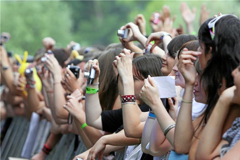 Wenn die Lieblingsband auftritt, gilt es für die Fans, die Kamera oder das Smartphone parat zu halten.Symbolbild: shocky / Adobe Stock