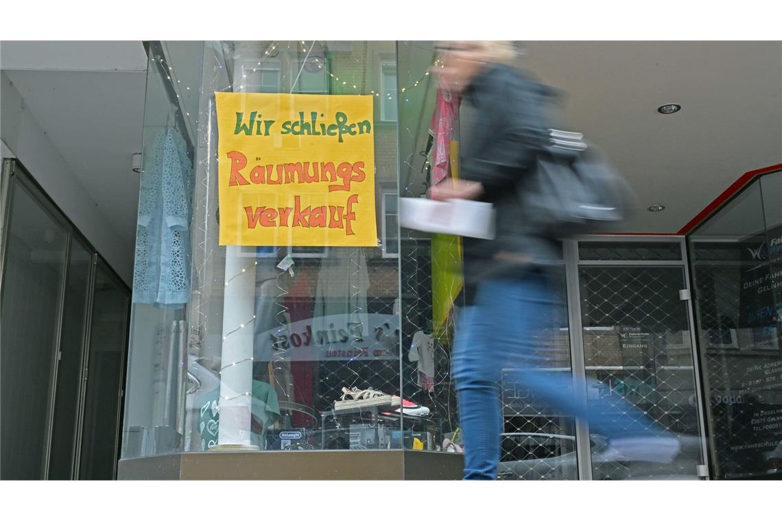 Wenn die Menschen für Energie und Lebensmittel mehr zahlen müssen, halten sie sich beim Konsum zurück. Das bekommt der Einzelhandel zu spüren. (Symbolbild)
