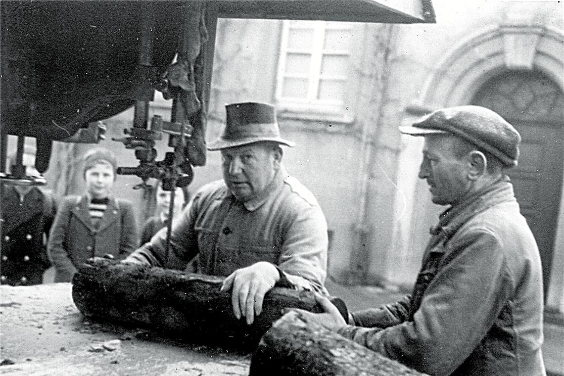 Kriegsgefangener half Holzsäger bei der Arbeit Wenn die mobile Bandsäge knatterte und Karl Bacher (auf dem Bild mit Hut) seine Aufträge in Backnang ausführte, war 1944 und 1945 auch der Franzose Pierre (rechts) dabei. Repro: P. Wolf