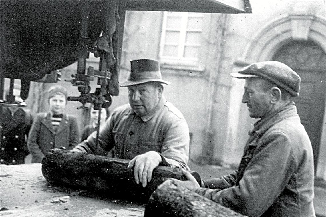 Wenn die mobile Bandsäge knatterte und Karl Bacher (auf dem Bild mit Hut) seine Aufträge in Backnang ausführte, war 1944 und 1945 auch der Franzose Pierre (rechts) dabei. Repro: P. Wolf