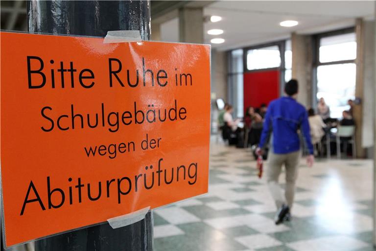 Wenn die Prüfungen starten, fällt das in der Schule auf: viele Schilder, kein Schulgong und eine besondere Stimmung. Archivfoto: Edgar Layher