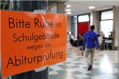 Wenn die Prüfungen starten, fällt das in der Schule auf: viele Schilder, kein Schulgong und eine besondere Stimmung. Archivfoto: Edgar Layher