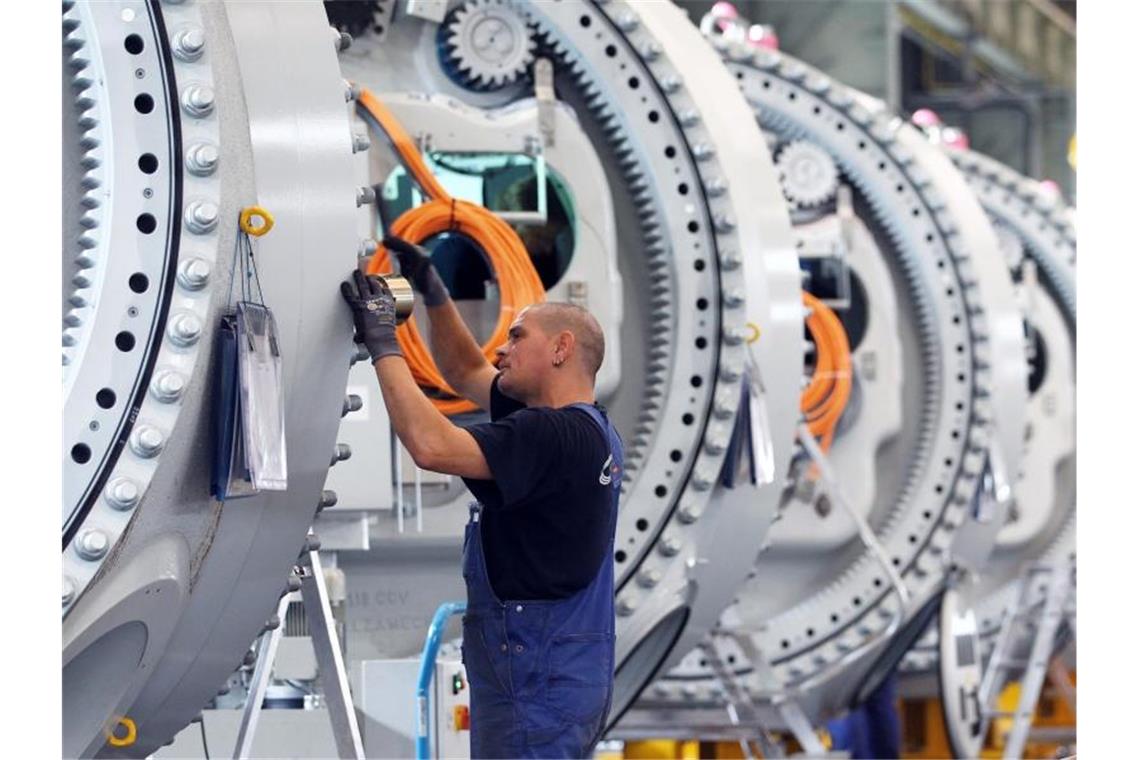Kurzarbeit in der Industrie nimmt zu Wenn ein Betrieb etwa wegen fehlender Aufträge die Arbeitszeit verringern muss, zahlt die Bundesagentur für Arbeit Kurzarbeitergeld an die Arbeiter und Angestellten aus. Foto: Jens Büttner
