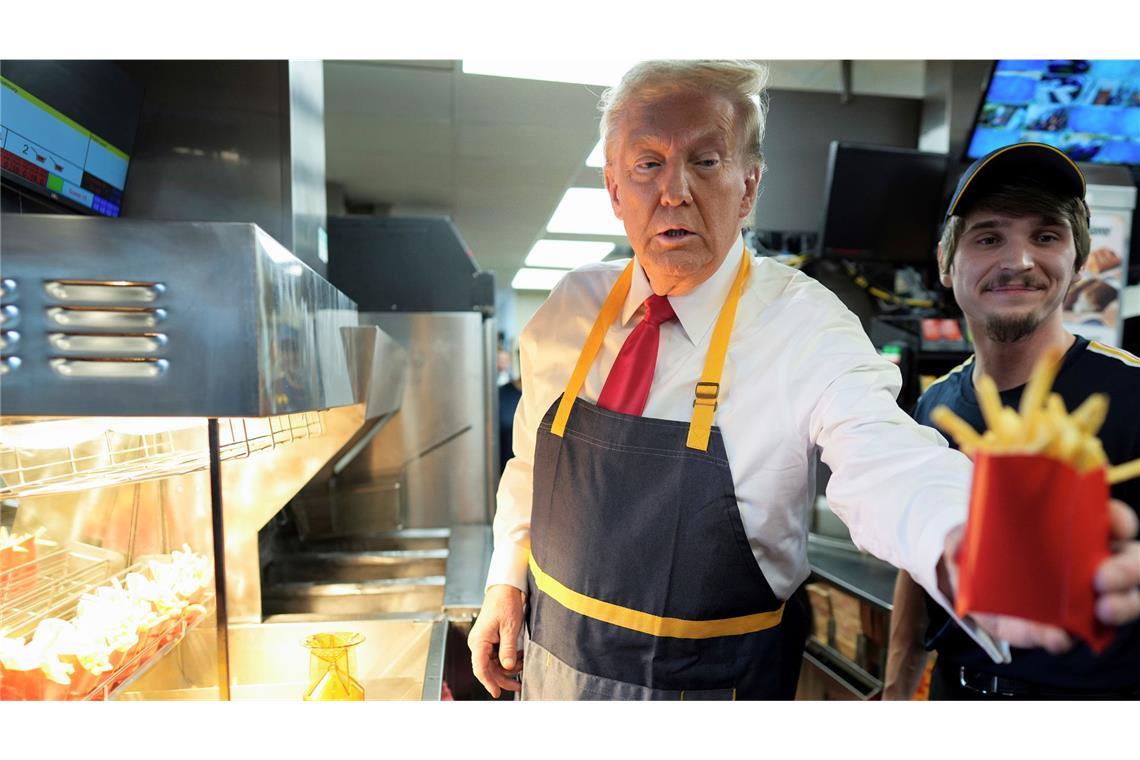 3-Mal Pommes pro Woche? Besser nicht! Wenn ein Präsident es isst, ist es gesund? Von wegen! Donald Trump gibt während eines Besuchs bei McDonald’s in Feasterville-Trevose eine Pommes-Bestellung aus.