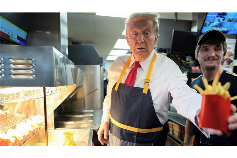 Wenn ein Präsident es isst, ist es gesund? Von wegen! Donald Trump gibt während eines Besuchs bei McDonald’s in Feasterville-Trevose eine Pommes-Bestellung aus.