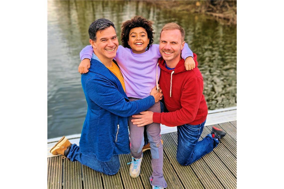 Vatertag und Muttertag im Doppelpack Wenn Emma ihre Väter Marcelo (links) und Mathias Pivoto Bolter mit Gebasteltem beschenkt, darf sie gleich zweimal kreativ sein. Foto: privat